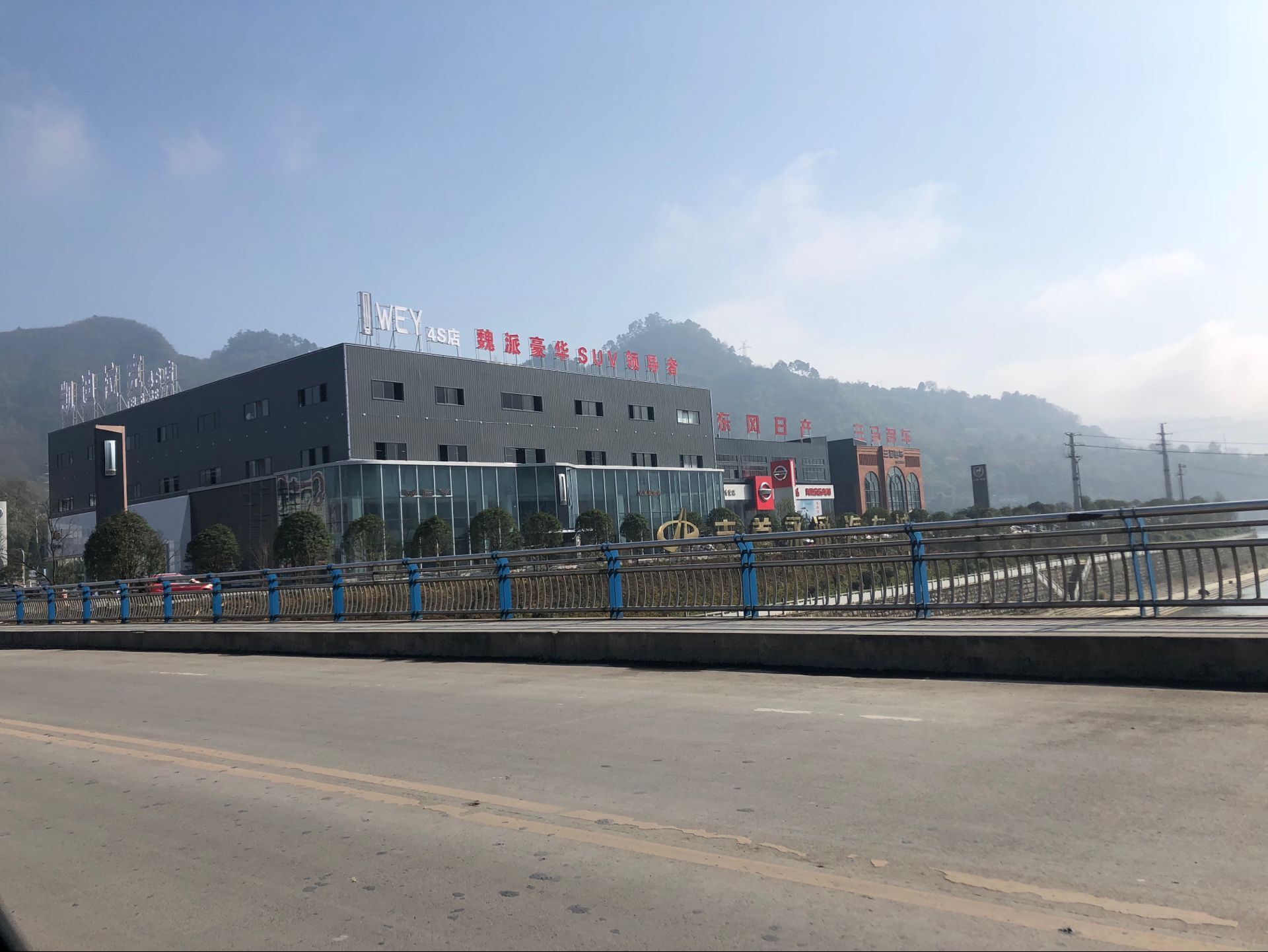 吉首市大田灣永通汽車(chē)城東風(fēng)日產(chǎn)、廣汽傳祺、凱迪拉克等八家4S店